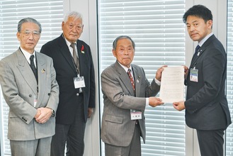遠藤局長（写真右）に要望書を届けた（写真左から）澁谷副会長、奥津副会長、網代会長