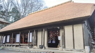 屋根が一新された母屋