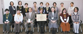 植木区長（前列右から３人目）から賞状を受け取った加田会長（前列中央）と会員たち
