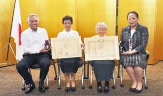 23日の伝達式に出席した（写真左から）須藤さんの夫と須藤さん、市川さん、植木区長
