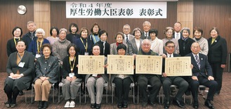 表彰された団体のメンバーらと植木区長（前列左）、区社協の福田愛一郎会長（同右）