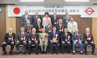 山中市長（前列右から４番目）や植木区長（中列右）から表彰された受賞者ら