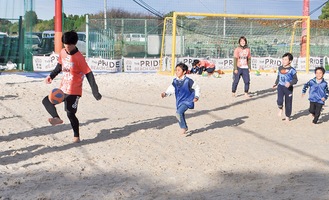 レーヴェの選手たちとビーチサッカーを楽しむ子どもたち
