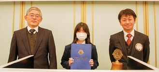 賞を獲得した加藤さん（中央）と佐藤署長（左）と相澤会長