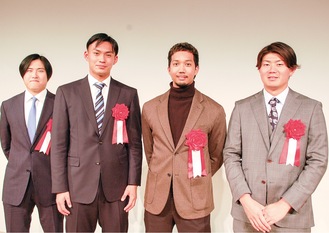 宗選手（中央右）と加藤選手（左）、佐藤選手（中央左）、青山選手