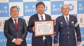 佐藤署長から感謝状を受け取った松本さん（中央）と益田代表