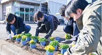 花を植える参加者※横浜瀬谷高校より写真提供