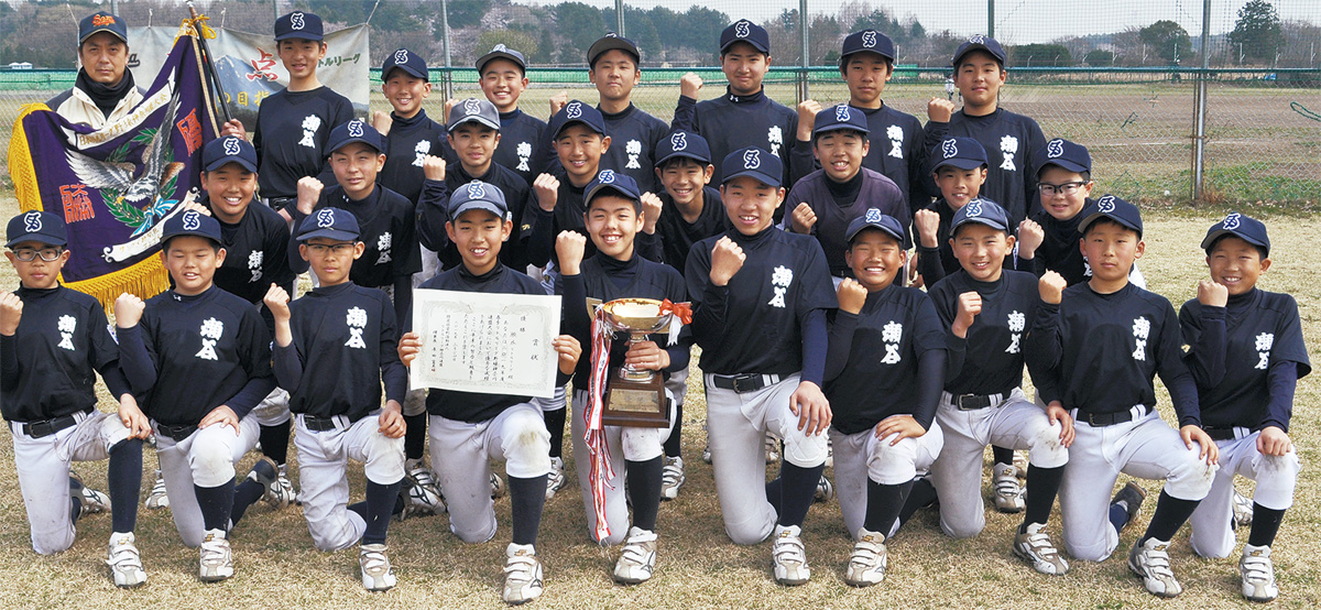 トロフィーを手に優勝を喜ぶ渡部主将や選手たち