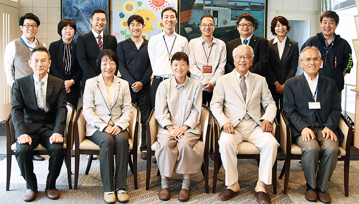 受講者と８事業所の関係者ら