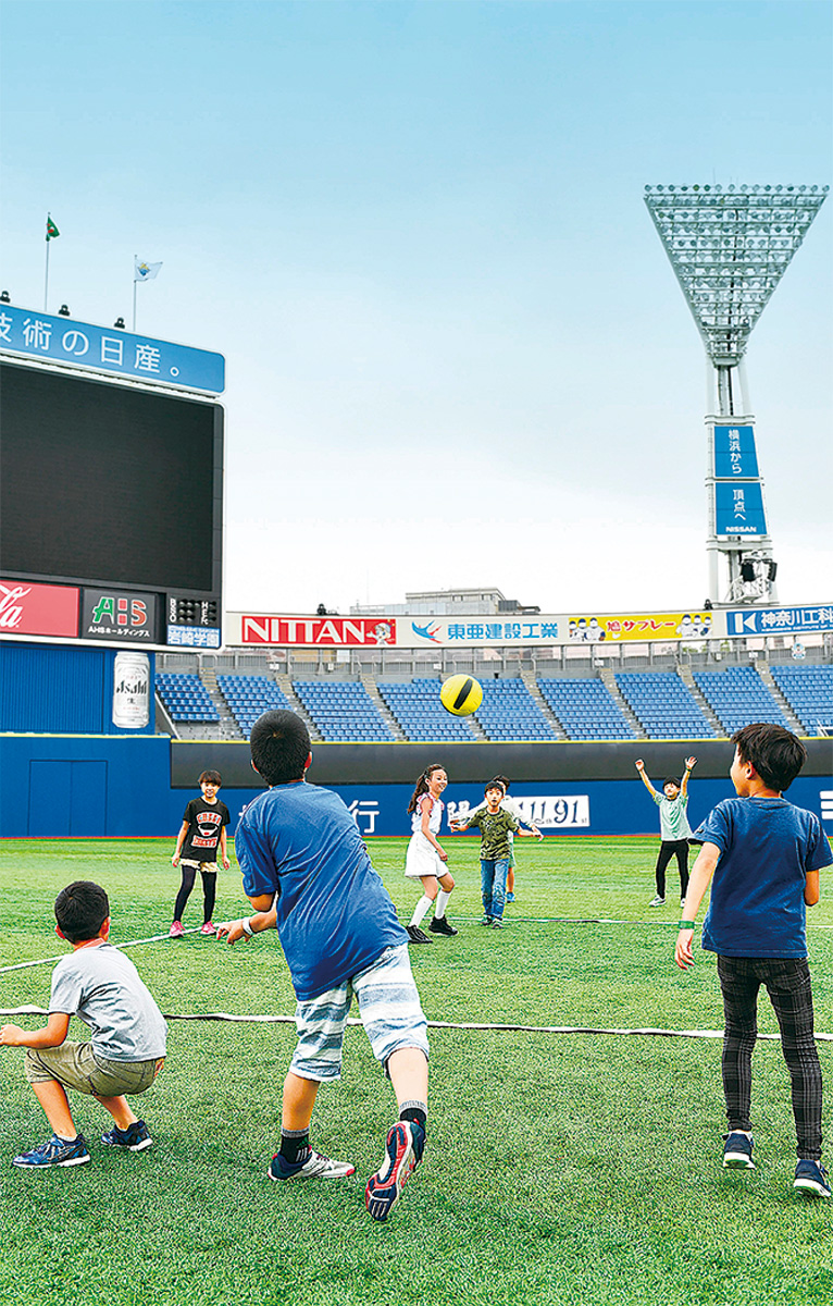 球場でドッジボール（イメージ）