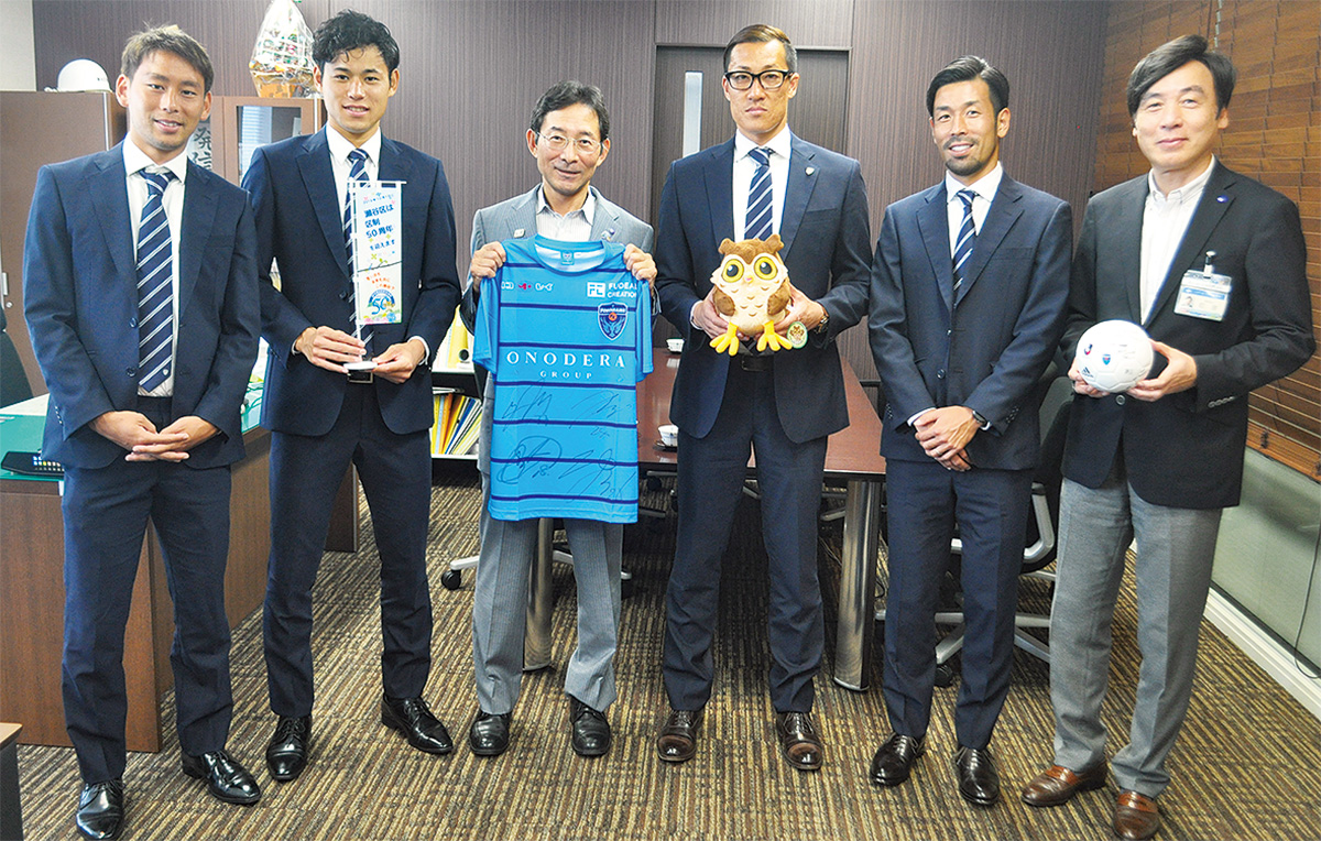 森区長（写真中央左）と石原副区長（右）を表敬訪問した選手ら。左から川崎選手、袴田選手、南選手、渡邊選手