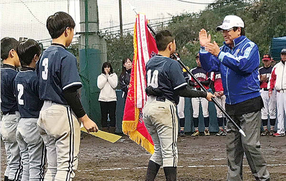花上会長が優勝旗を手渡した