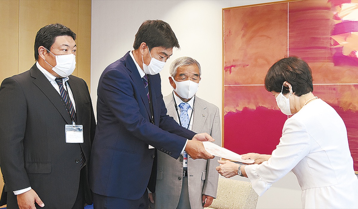 林市長（右）に要望書を手渡した