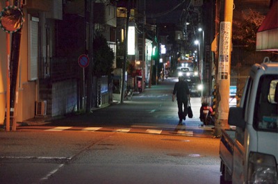 街路灯維持 揺らぐ商店街