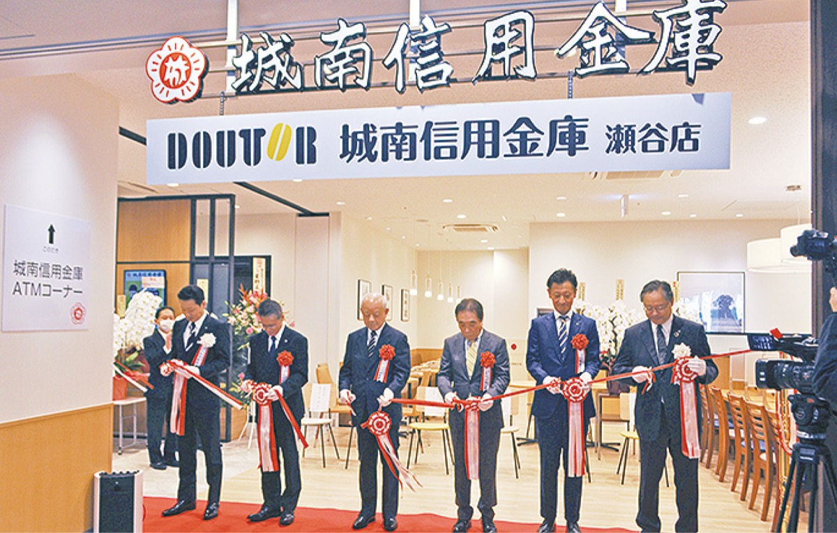 テープカットで祝った