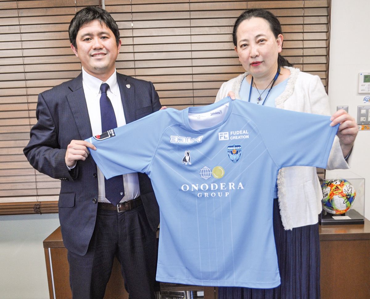 木村ＣＯＯ（左）と植木区長。今シーズンのユニフォームが区に贈られた
