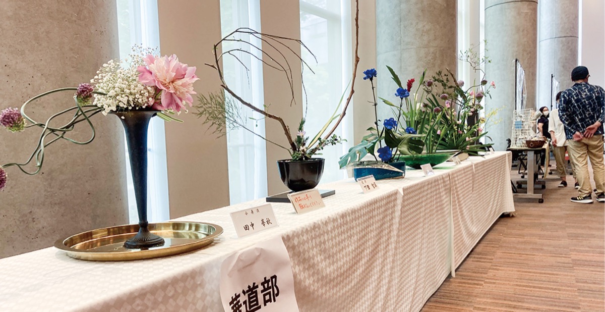 ホワイエでは華道作品を展示