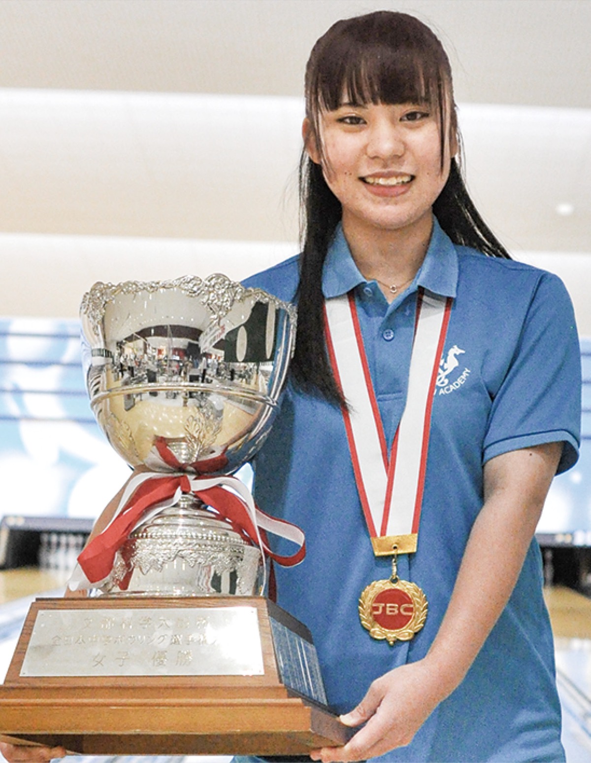 優勝カップを掲げる浜崎姫琉さん