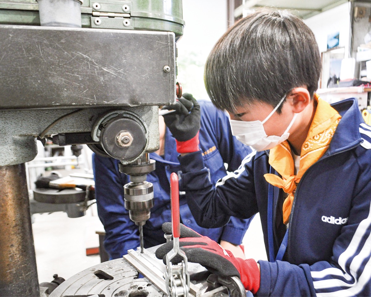 児童がモノづくり体験