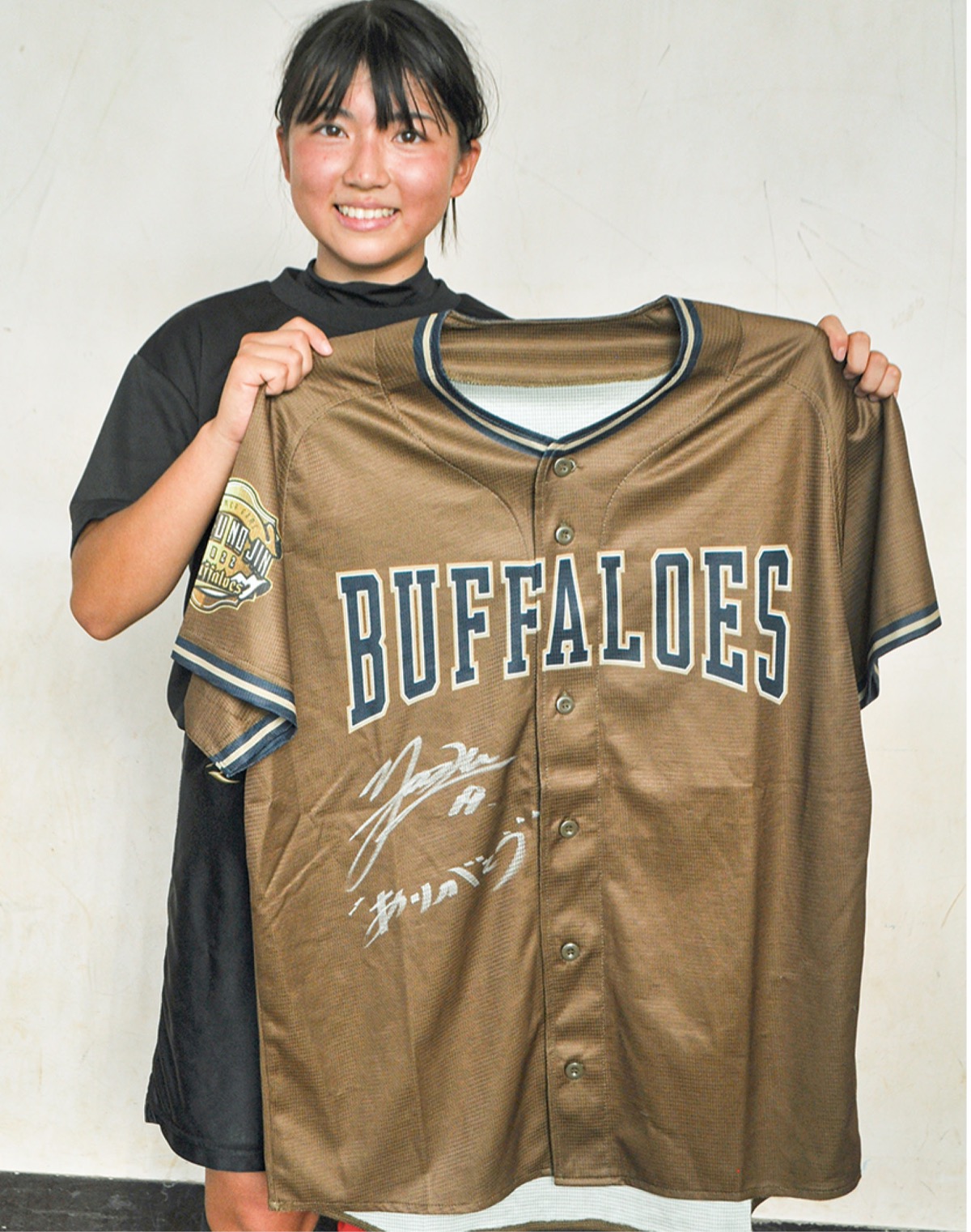 山岡投手から届いたサイン入りユニフォーム