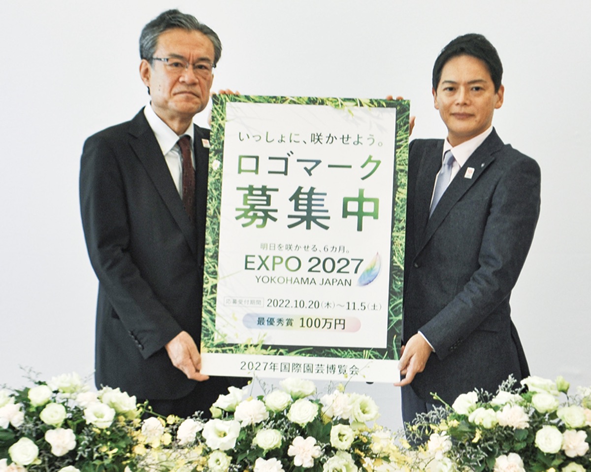 記者会見した河村事務総長（左）と山中市長