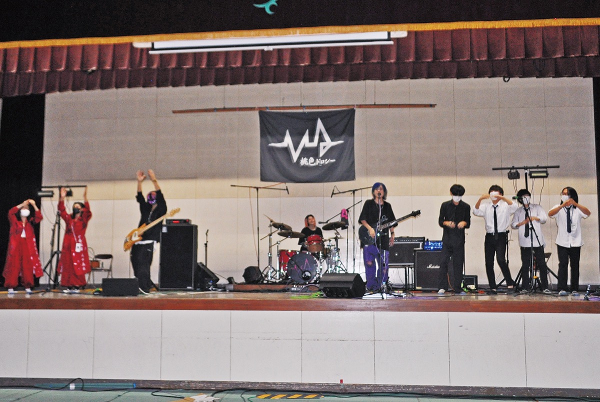 母校最後の文化祭で熱唱