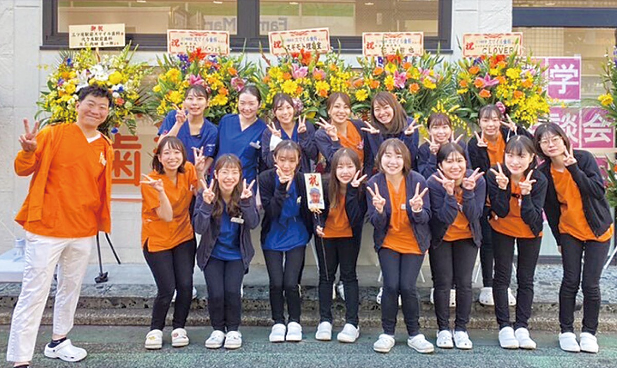 樋田院長(左)とスタッフら