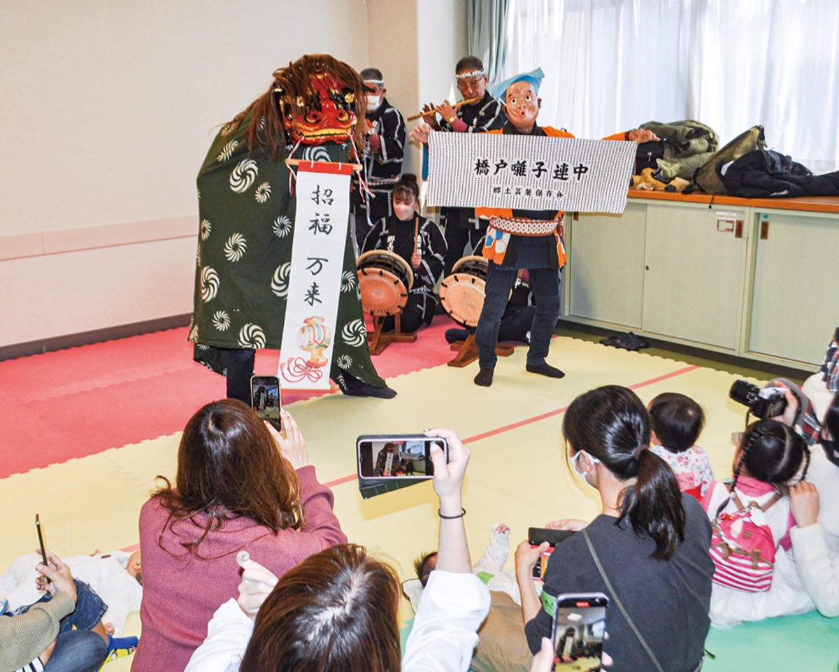 下瀬谷地域ケアプラザでは親子に向けて披露