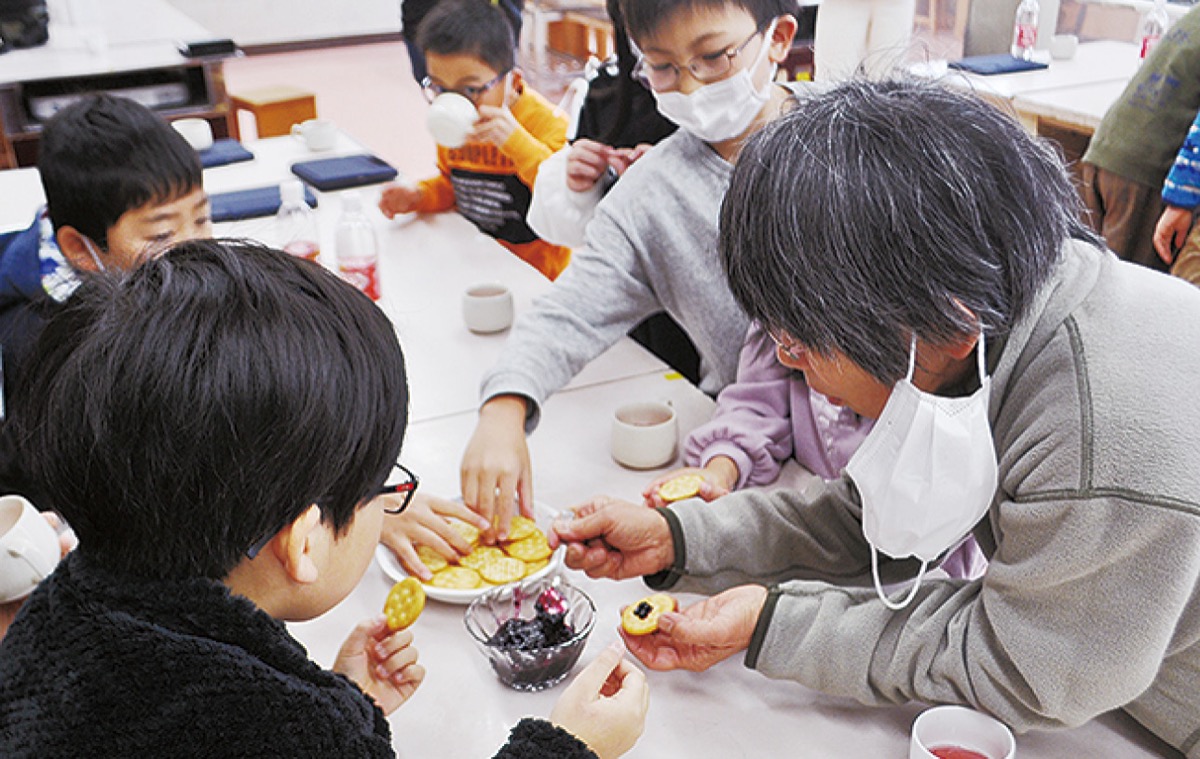 ジャムとジュースを楽しむ籾山さん(右)と児童たち