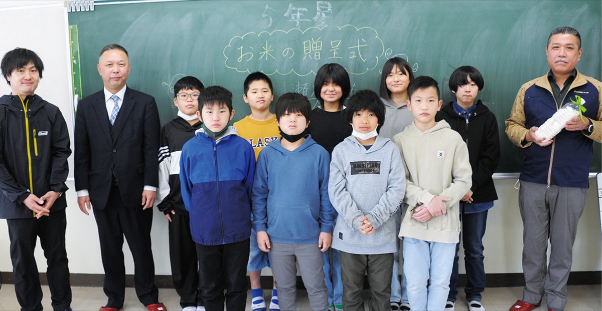 自分たちで精米した米を手渡した