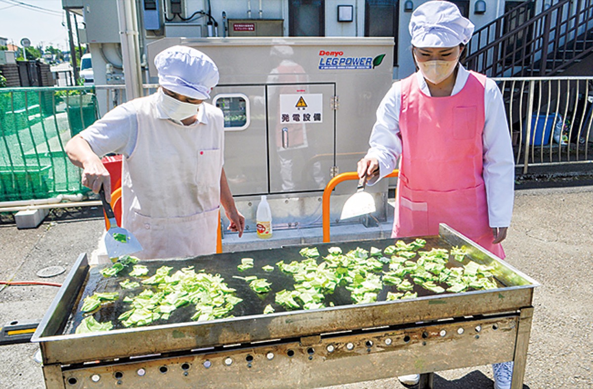 非常用発電設備を用いて料理する職員ら