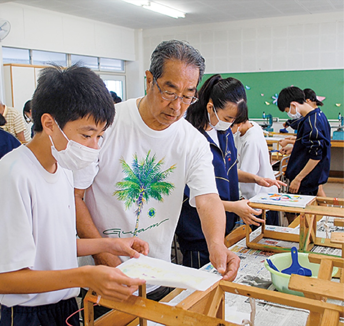 灯篭の絵貼りを体験