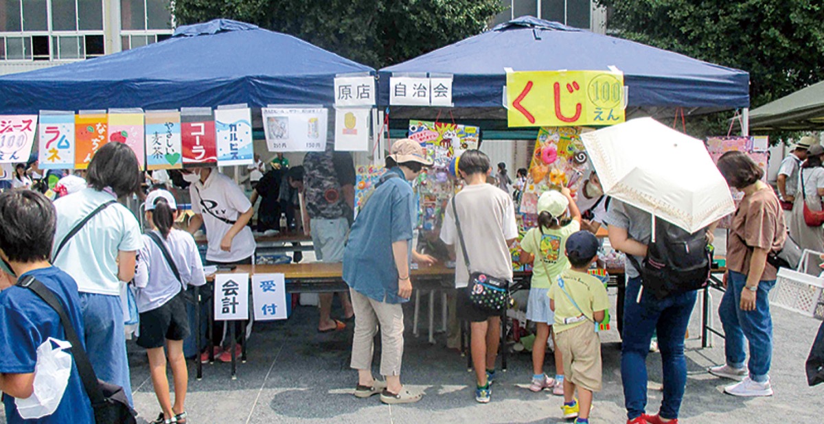 模擬店の前に行列も（提供写真）