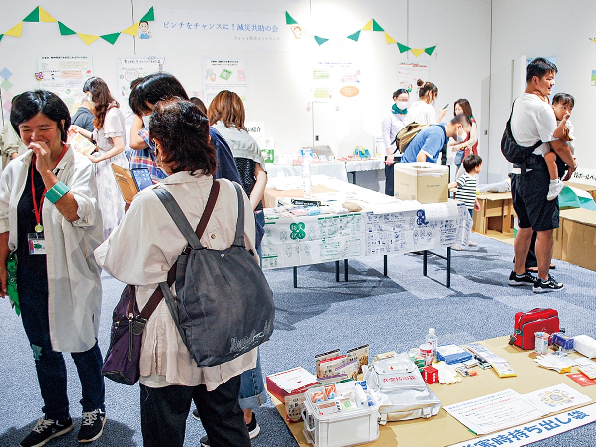 防災グッズ展示ブースには多くの人が訪れた