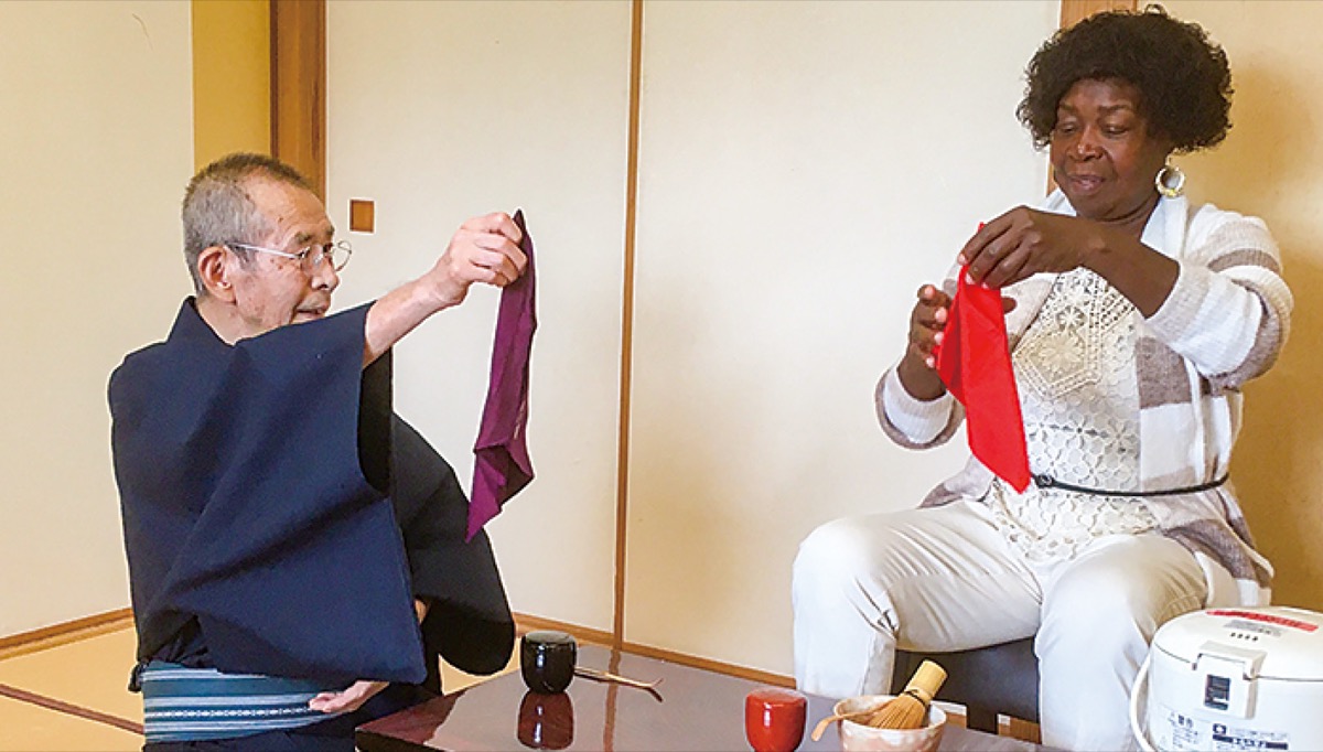 外国人らが茶道を体験