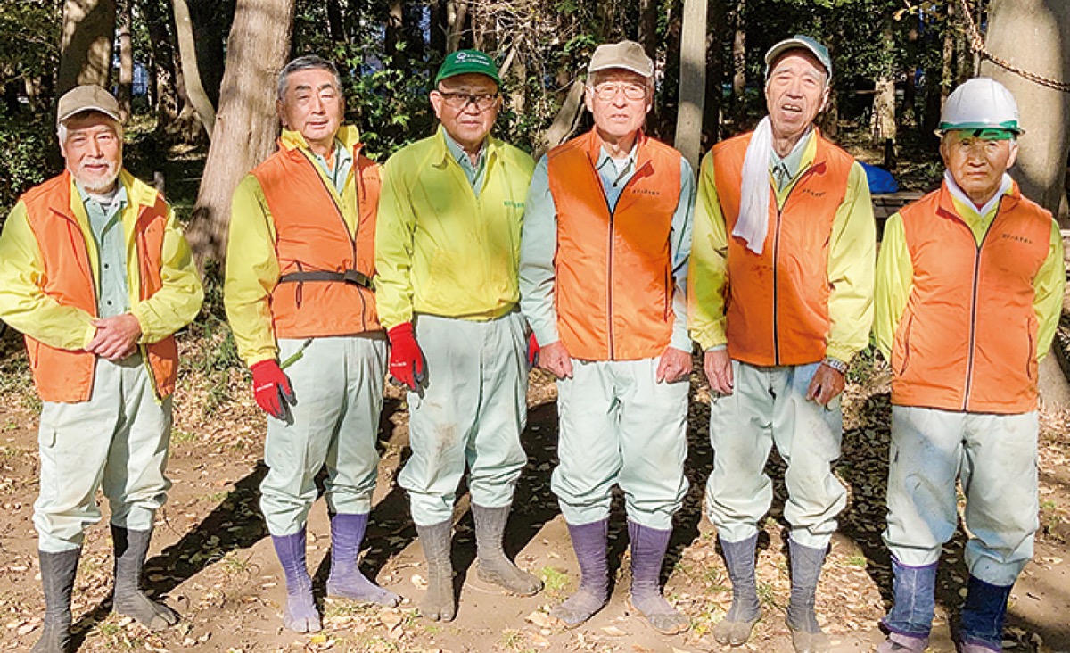 樹林の保全に取り組む会員ら