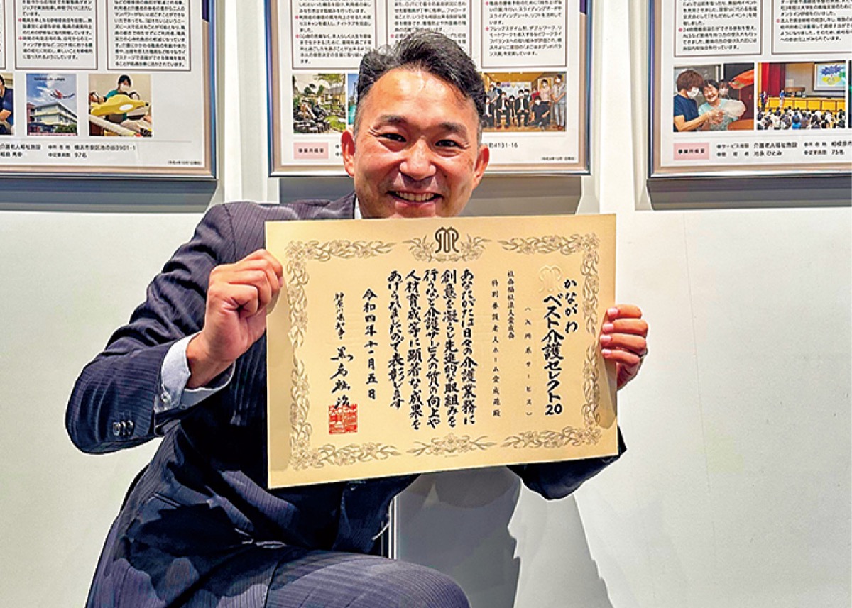 受賞に喜びを露わにする平本本部長