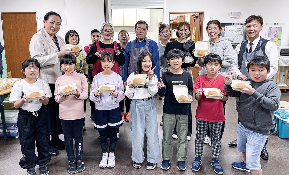 あくわパン求め長蛇の列