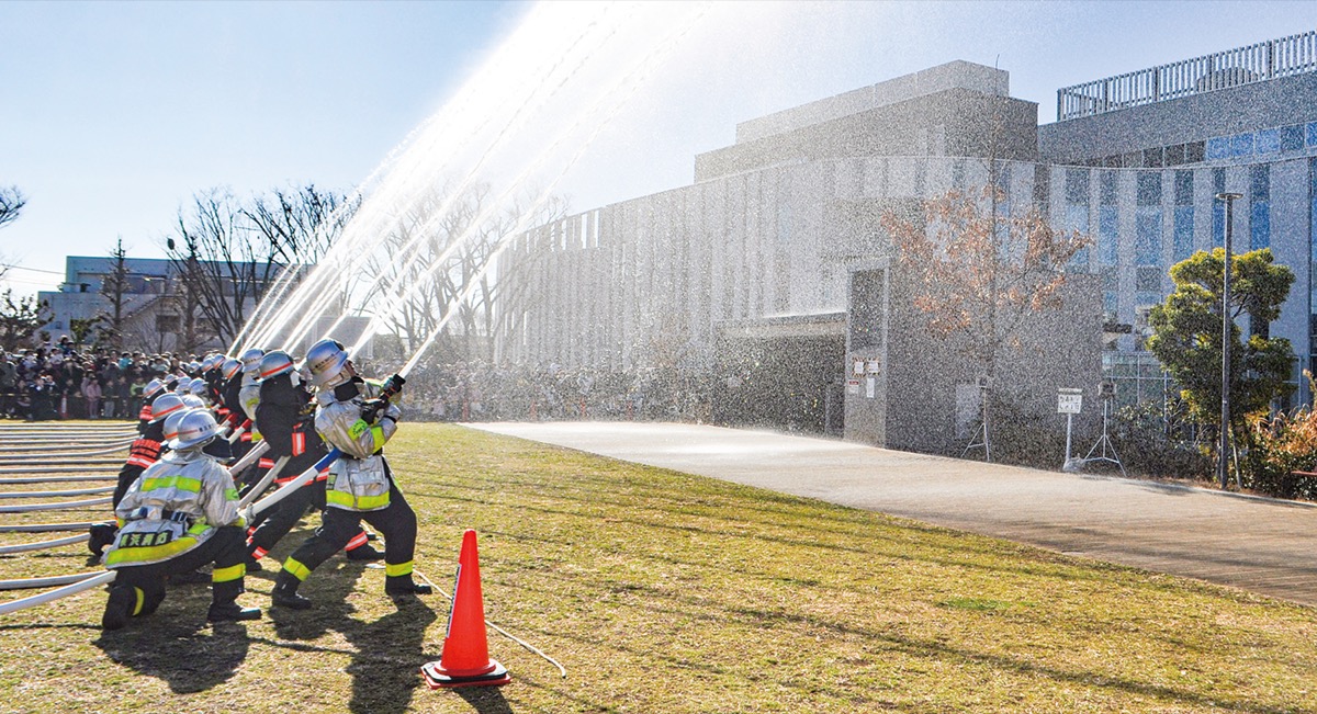 一斉放水に歓声