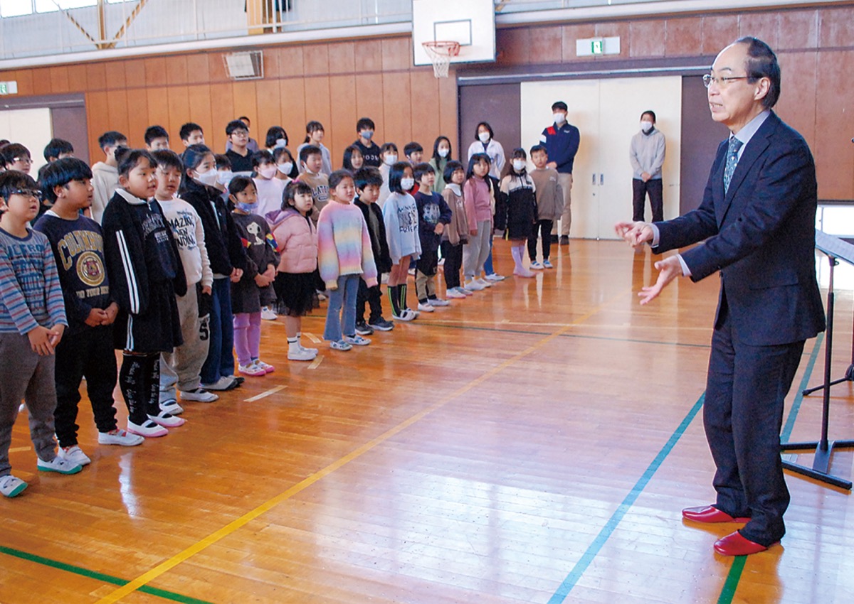 作曲家と校歌を練習