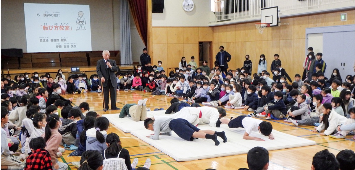 ｢手をつく時はハの字形に｣