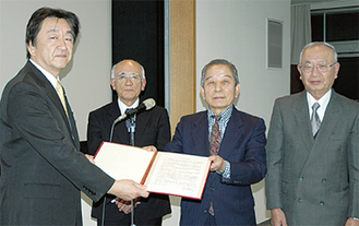 左から藤田区長、新井副会長、佐久間会長、北原副会長