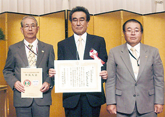 原田氏（左）、小泉会長（中）、萩原副会長（右）