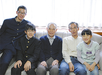 中和田小出身の（左から）和秀さん、修平さん、金平さん、政彦さん。素子さんは４年生