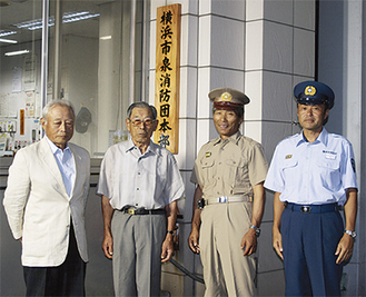 新しい表示板の前で（左から）麻生前団長、安室元団長、飯島団長、林署長
