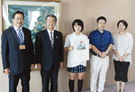 両親と訪れた水関さん(中)と山崎会長(左)、原局長（同２人目）