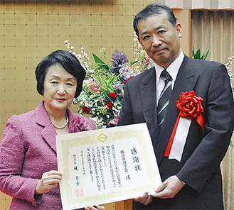 横浜弁護士会の仁平会長（右）