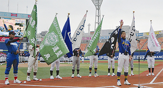 各チーム代表と選手宣誓する柿崎選手