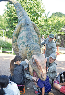 観客に襲いかかるアロサウルス