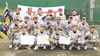 新チームで初優勝を飾った瀬谷ボーイズ。松本選手（当時2年）らが所属していた＝2010年、チーム提供